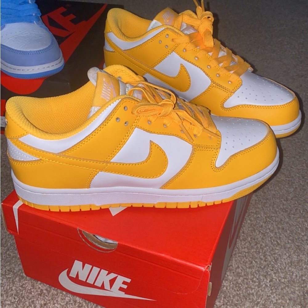 laser orange low dunks 7.5W or size 6M